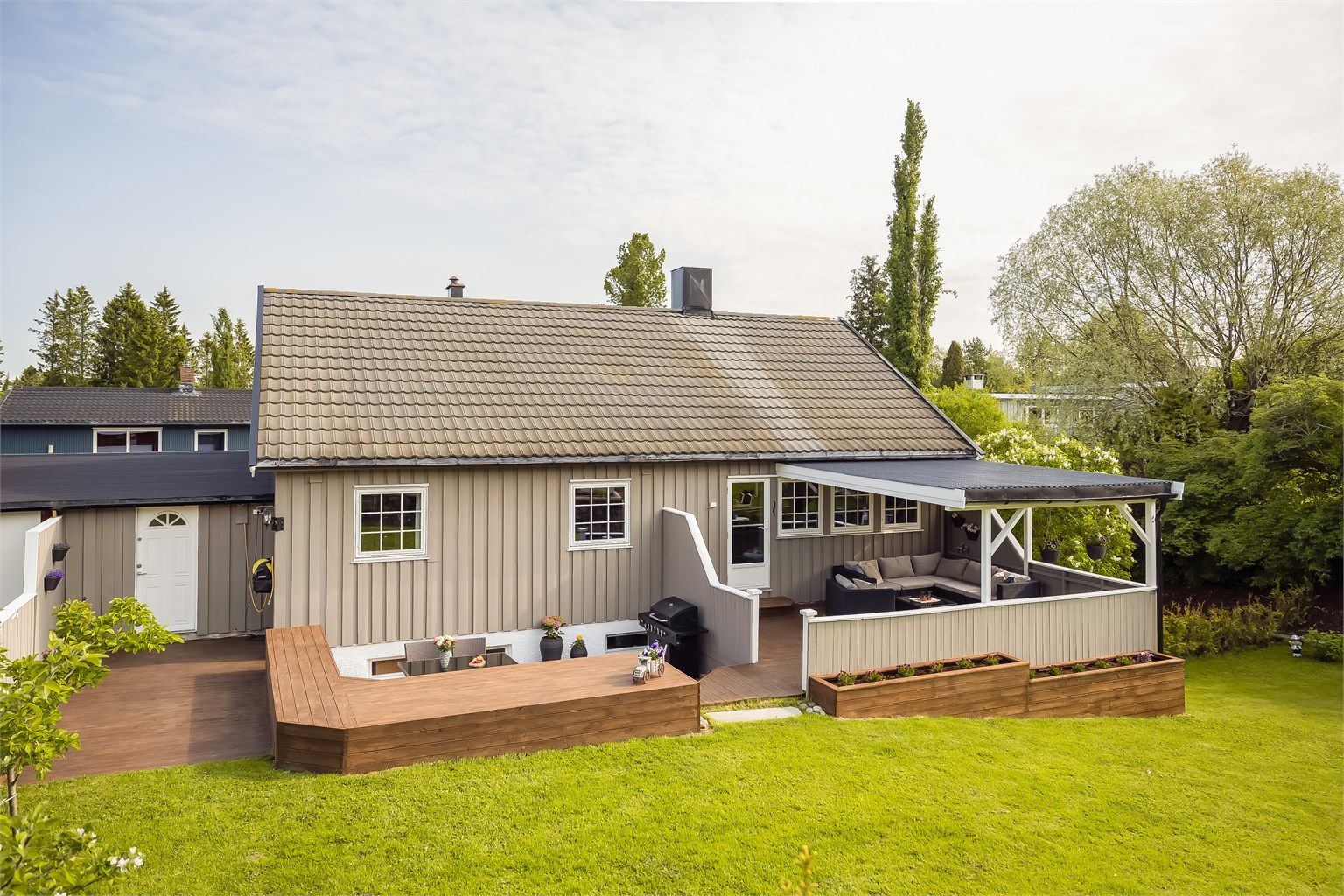 Stor, flott og oppgradert hage på sørsiden av tomten