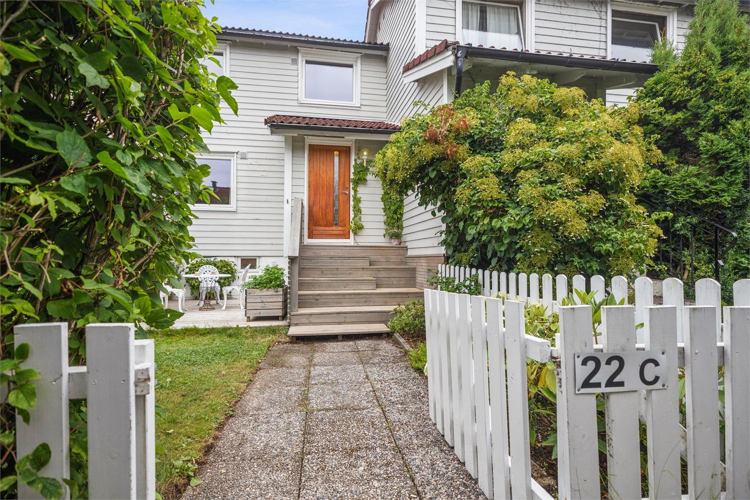 Velkommen til Blomsterveien 22C! Hyggelig og solrik eiendom beliggende i populært boområde med kort vei til "alt". 