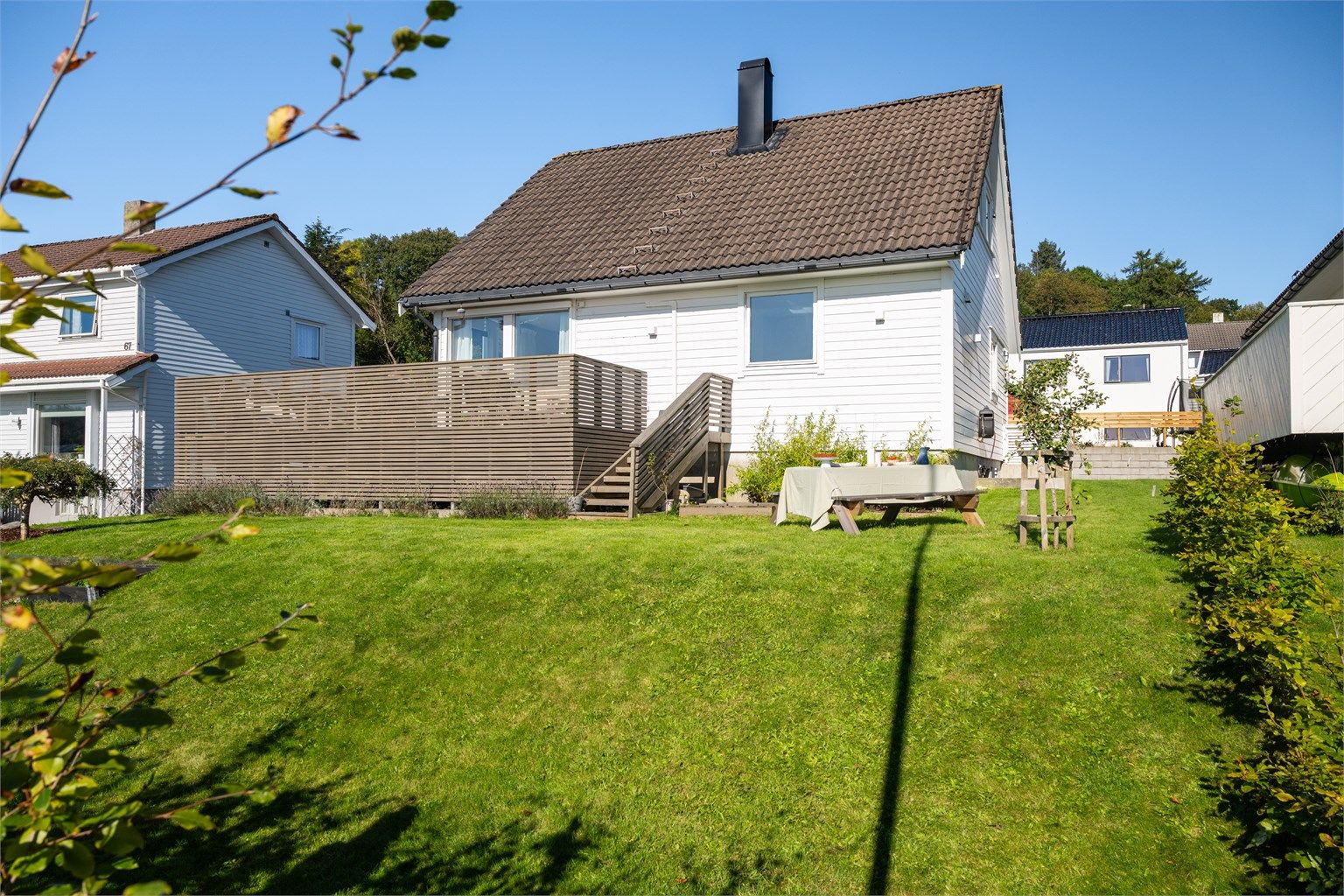 Det er to tapper som leder ned til hagen (trapp snudd iht. originale tegninger - et søknadspliktig tiltak).