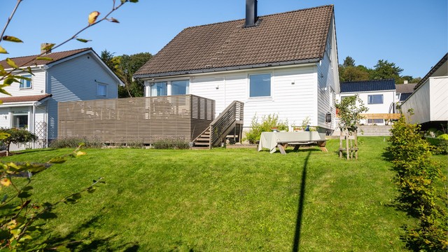 Det er to tapper som leder ned til hagen (trapp snudd iht. originale tegninger - et søknadspliktig tiltak).