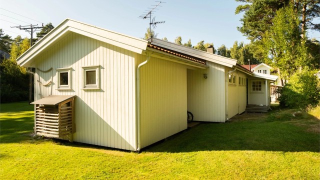 Inngangspartiet og svalgangen foran uteboden er begge skjermet mot nedbør.