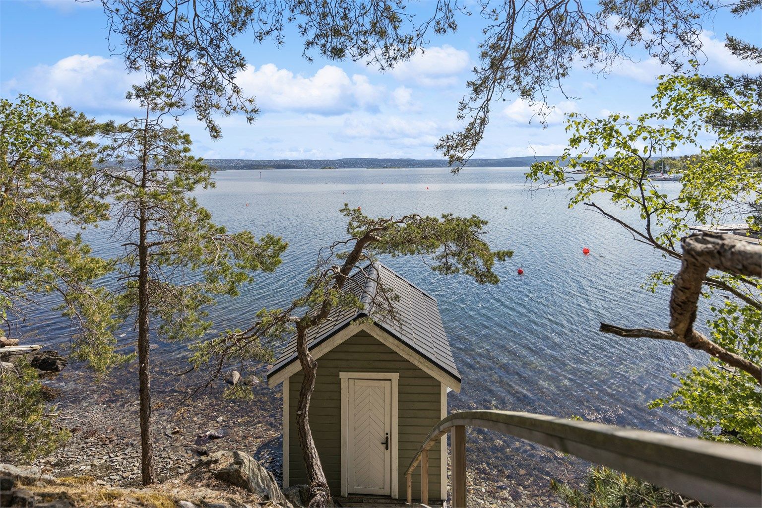 Det er trappeadkomst fra Ursvikveien ned til badehuset,