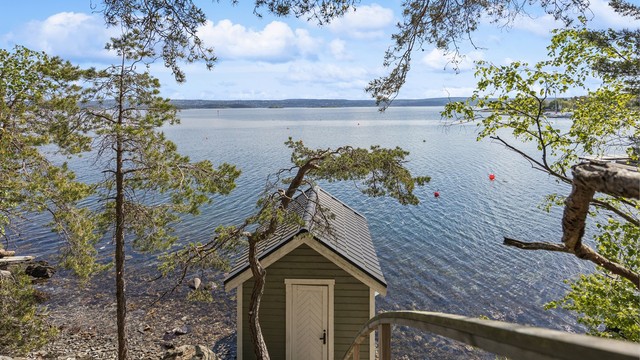 Det er trappeadkomst fra Ursvikveien ned til badehuset,
