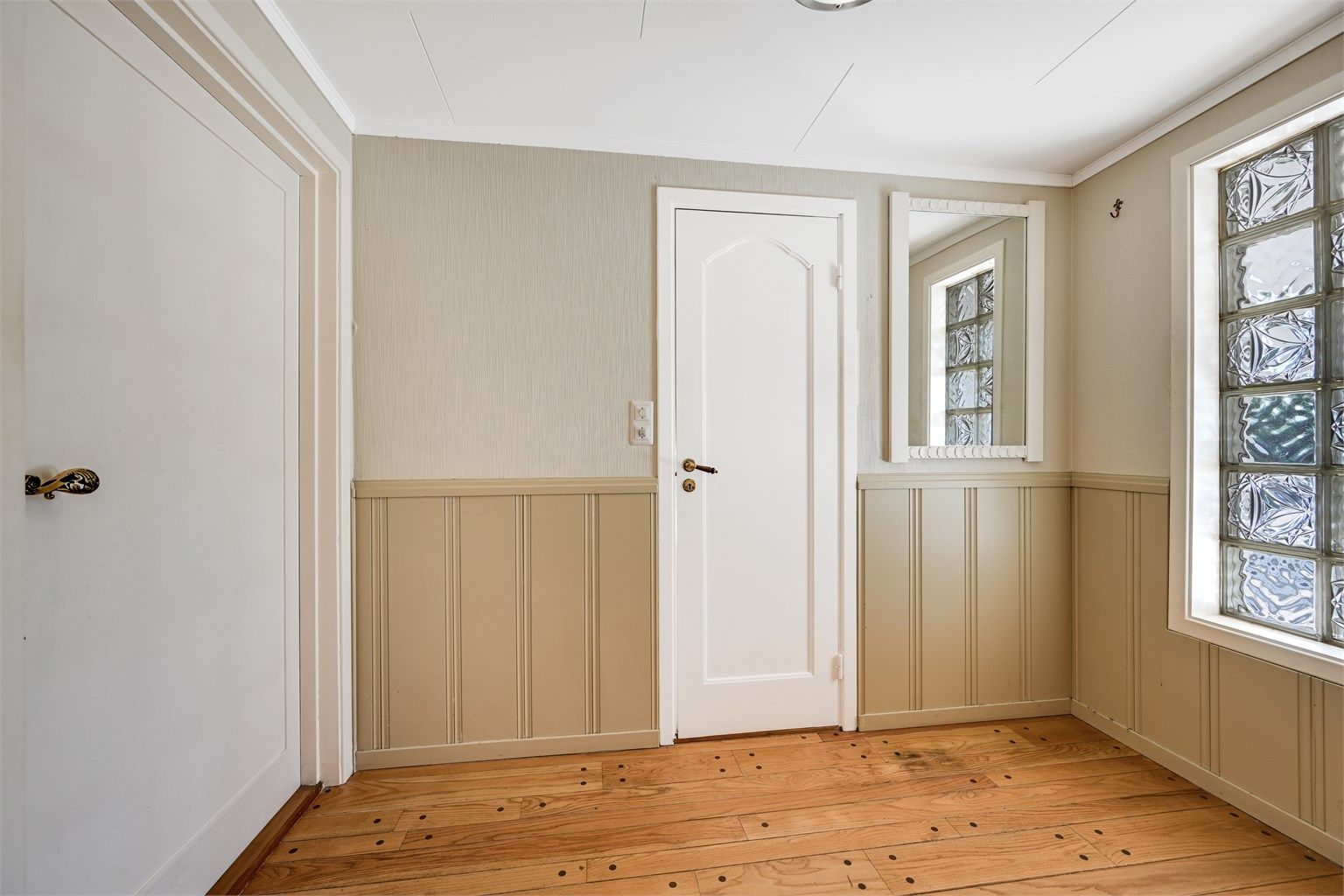 Fra hallen er det adkomst til et praktisk toalettrom. Sikringsskapet er plassert her.