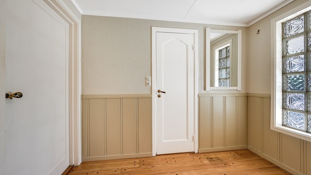 Fra hallen er det adkomst til et praktisk toalettrom. Sikringsskapet er plassert her.