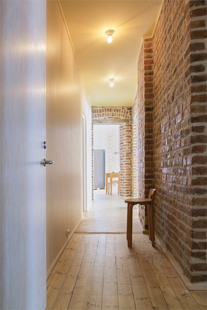 Velkommen! Gangen til leiligheten har gjennomgående bruk av frilagt teglstein som
har blitt istandsatt med bruk av original lys kalkmørtel.