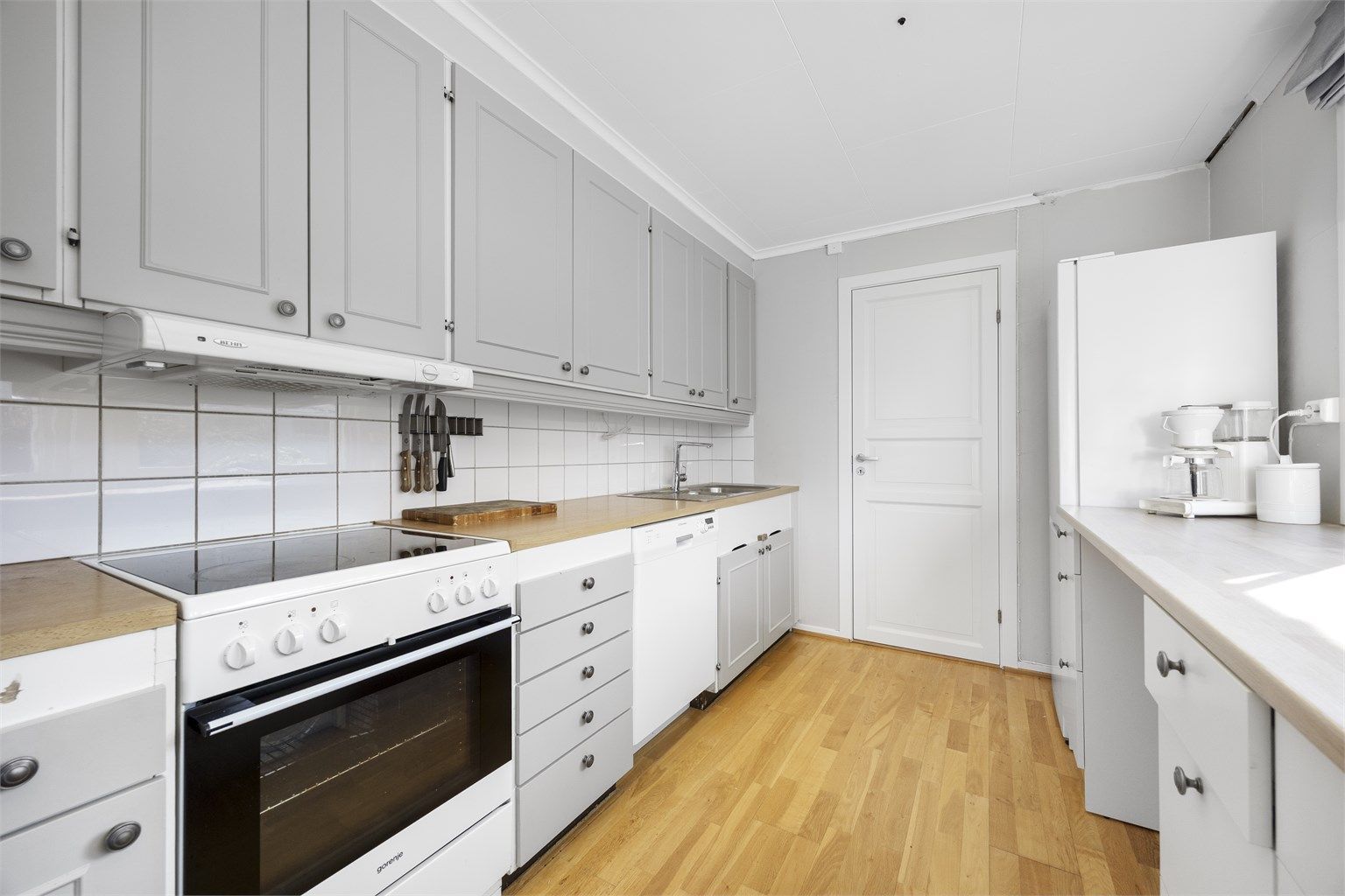 Kjøkkenet i hovedetasjen har en tidløs innredning med profilerte fronter og godt med skap- og benkeplass.