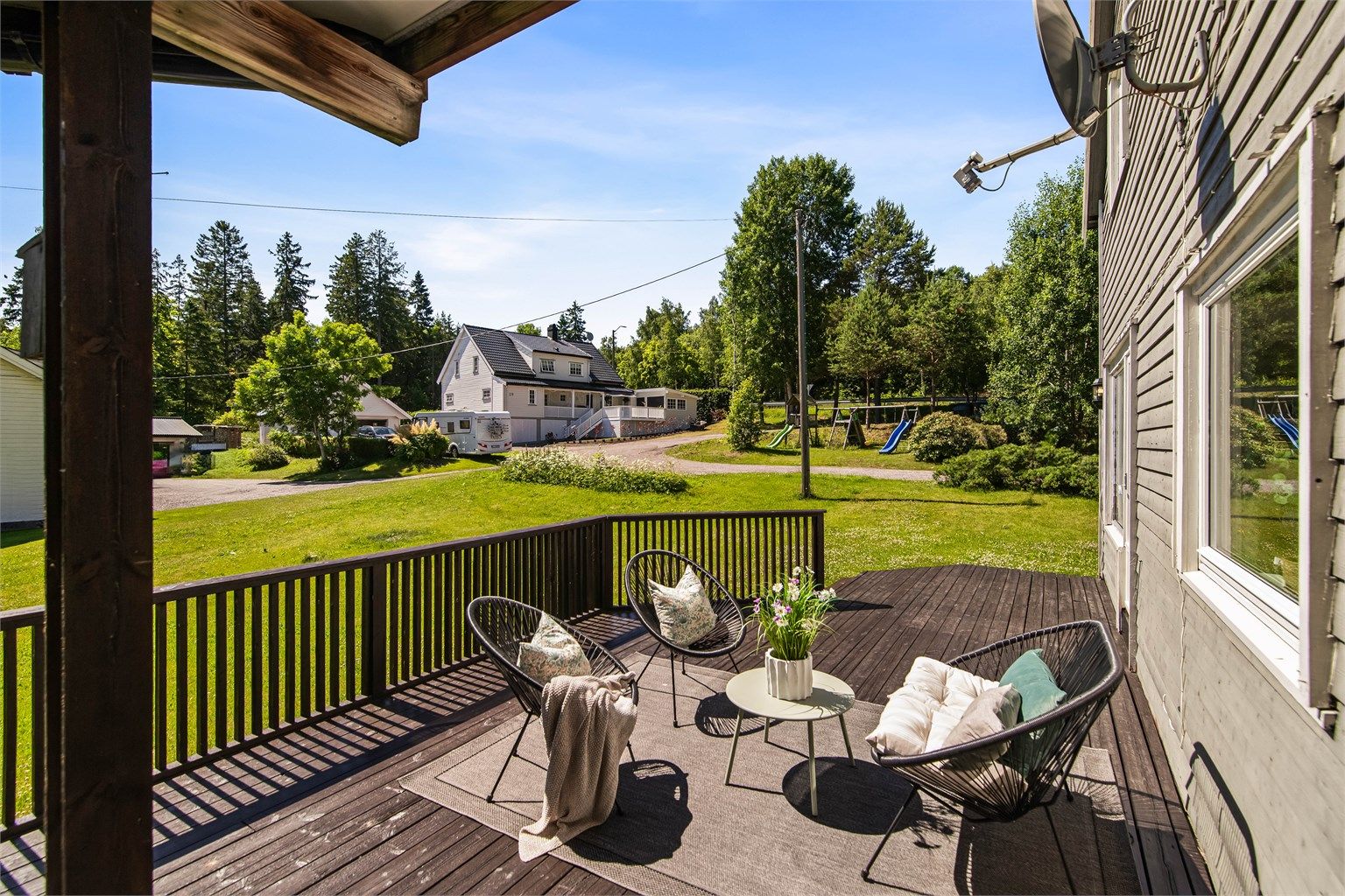På terrassen har man gode solforhold og flotte oppholdsplasser for lek og moro på felles plen.