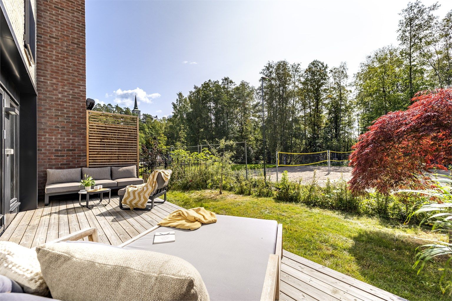 Grønne og fine omgivelser, hagen er avgrenset med hekk og beplantet med blant annet japansk lønnetre