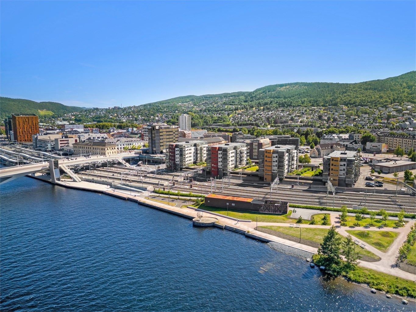 Strømsø Torg med jernbanehallen er restaurert, og fremstår som et hyggelig gåtorg med flere serveringssteder. 