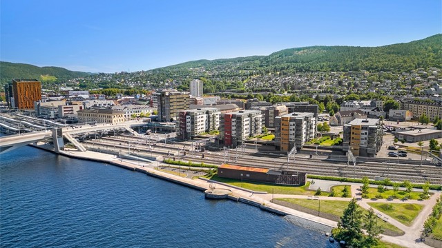 Strømsø Torg med jernbanehallen er restaurert, og fremstår som et hyggelig gåtorg med flere serveringssteder.