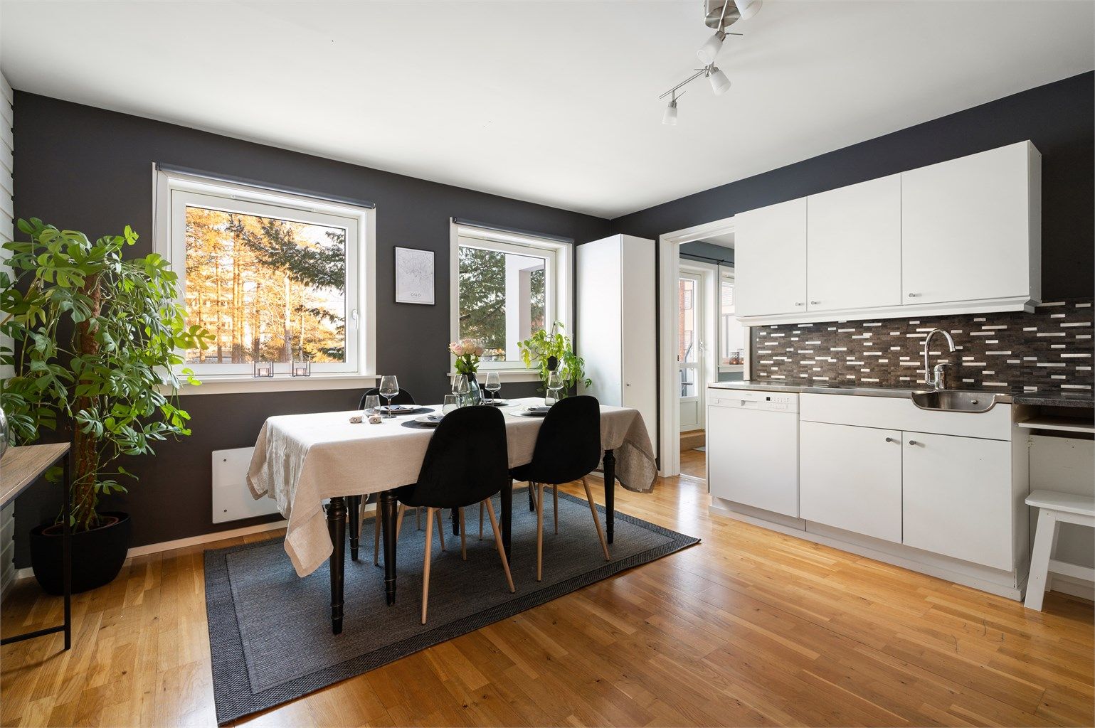 Separat og funksjonelt kjøkken med god plass til spisebord.