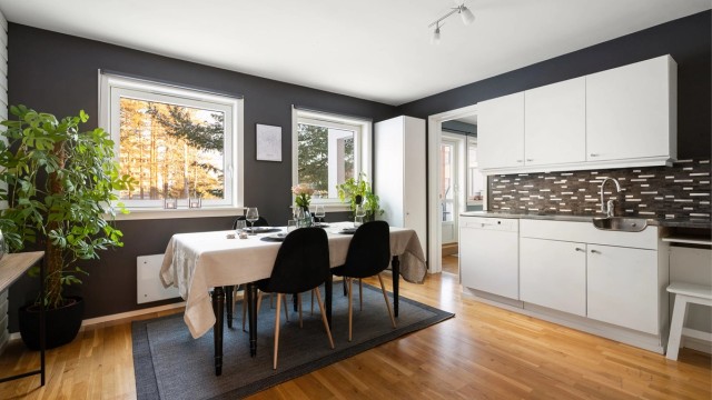 Separat og funksjonelt kjøkken med god plass til spisebord.