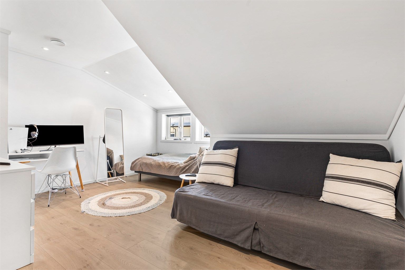 I loftsetasjen er det tre soverom av god størrelse. Plass til dobbeltseng og garderobeskap i alle. (Soverom 2)