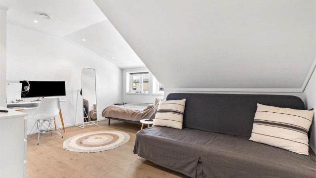 I loftsetasjen er det tre soverom av god størrelse. Plass til dobbeltseng og garderobeskap i alle. (Soverom 2)