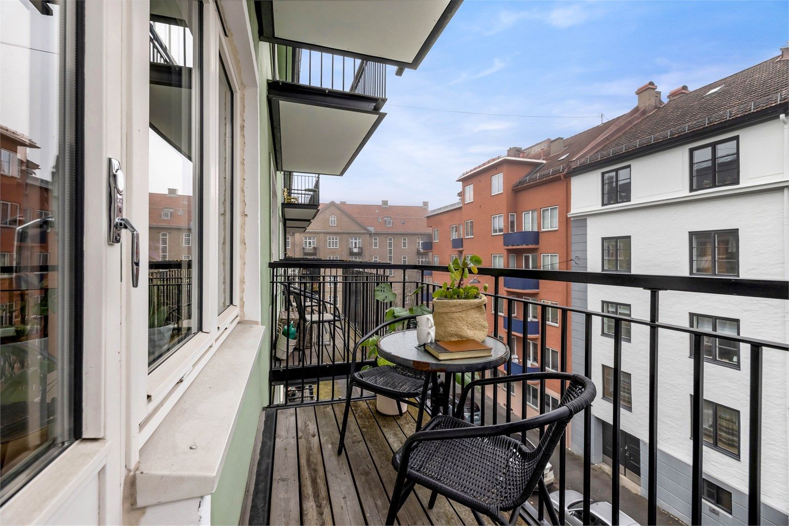 Leiligheten har en gjennomgående planløsning med gode solforhold og balkong. Foto: Isnitt AS