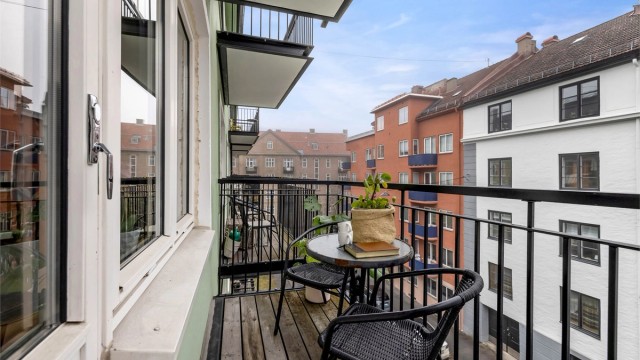 Leiligheten har en gjennomgående planløsning med gode solforhold og balkong. Foto: Isnitt AS