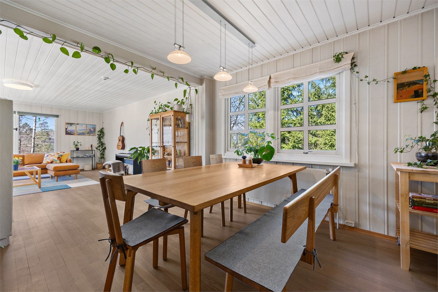 God plass til spisestue tilknyttet den åpne løsningen mot kjøkkenet.