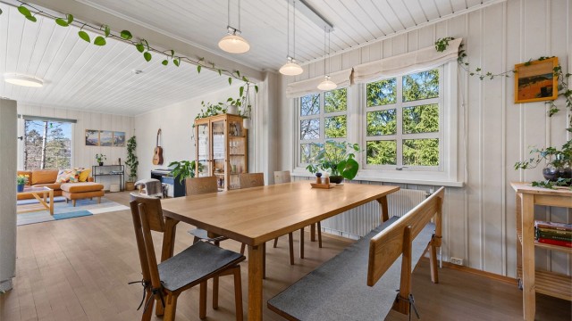 God plass til spisestue tilknyttet den åpne løsningen mot kjøkkenet.