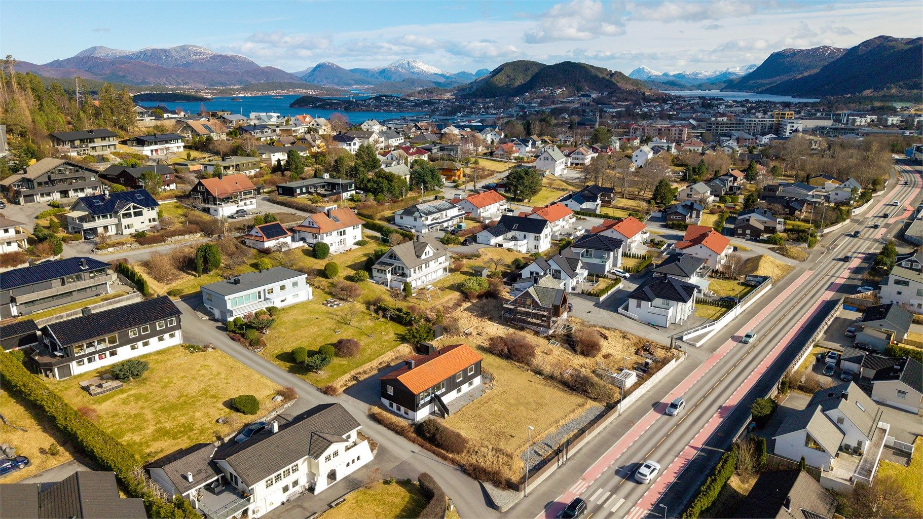 Dronebilde fra sydvest. Fine turområder i nærområdet på Åsemulen og langs Fjordstien