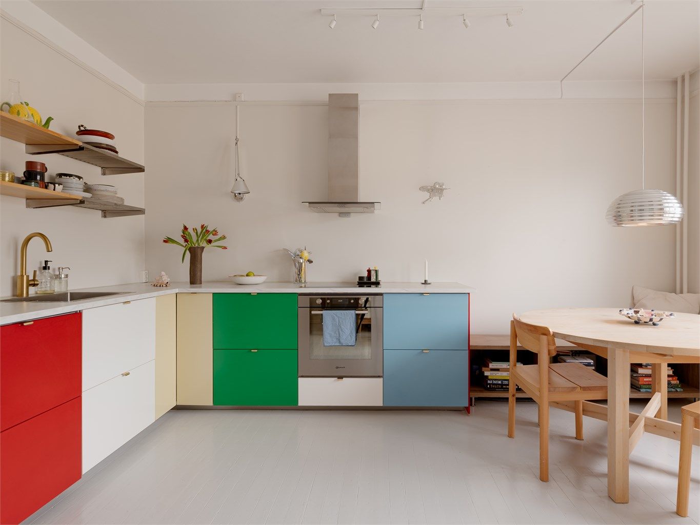 Kjøkkenet er fra 2021 og er sentralt plassert i stuen. Det kombinerer stilsikkert design med integrerte hvitevarer og god oppbevaringsplass.