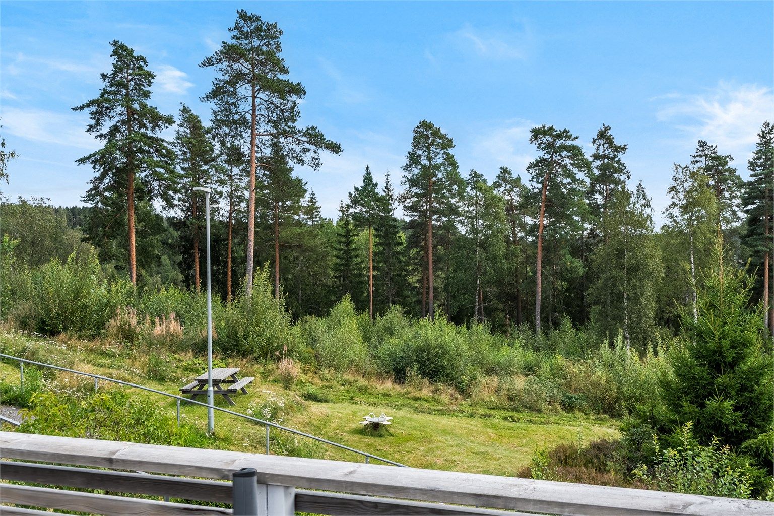 Balkong - boligens nærmeste nabo er marka med flotte turområder