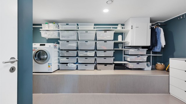 Fordelerskap for rør-i-rør system, ventilasjonsaggregat og varmtvannsbereder på 187L er plassert her på vaskerommet