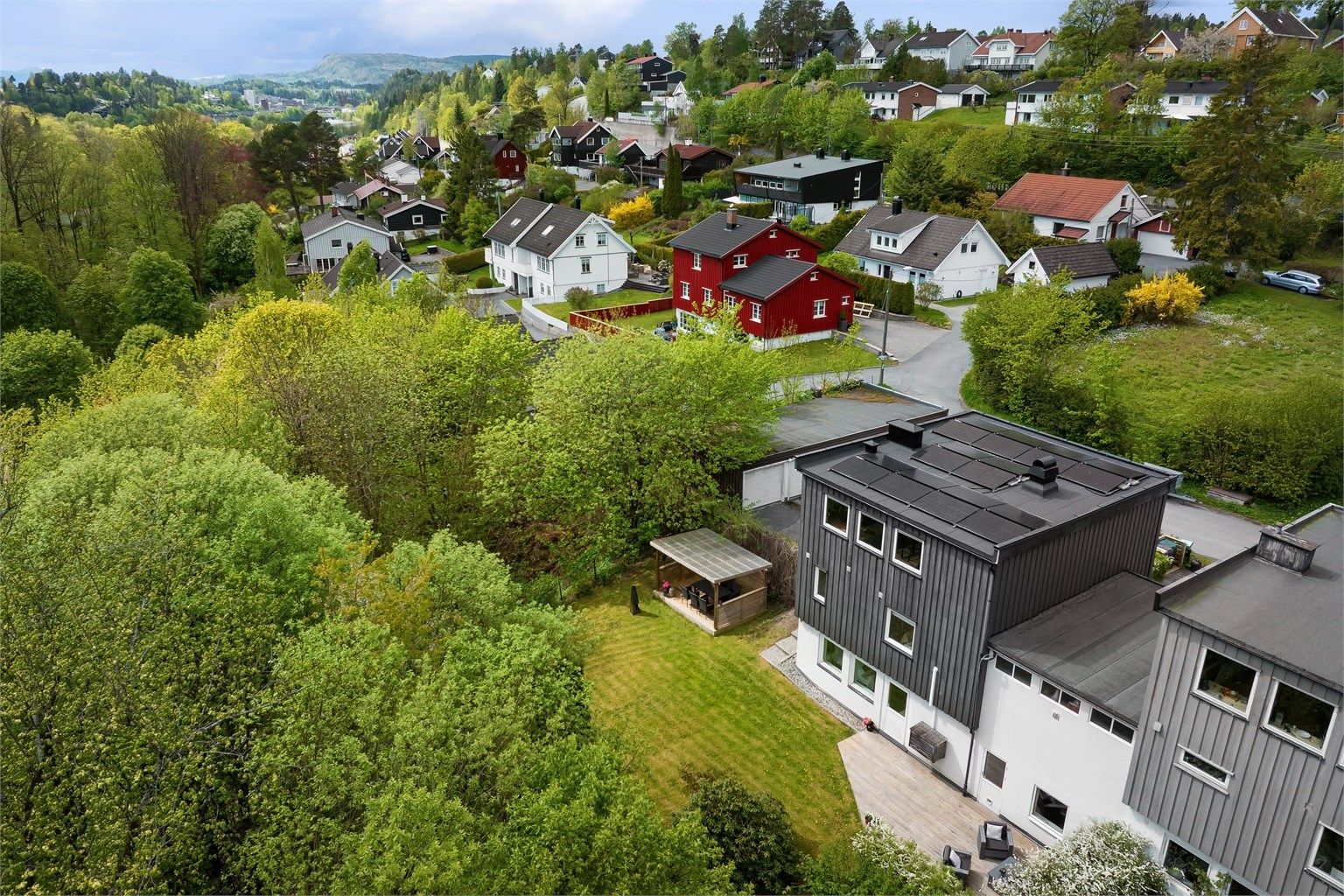 Hagen og skogen rundt er et eldorado for barn og voksne. I nedre del av hagen hører du fuglekvitring 