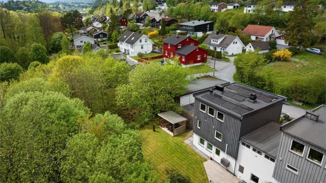 Hagen og skogen rundt er et eldorado for barn og voksne. I nedre del av hagen hører du fuglekvitring
