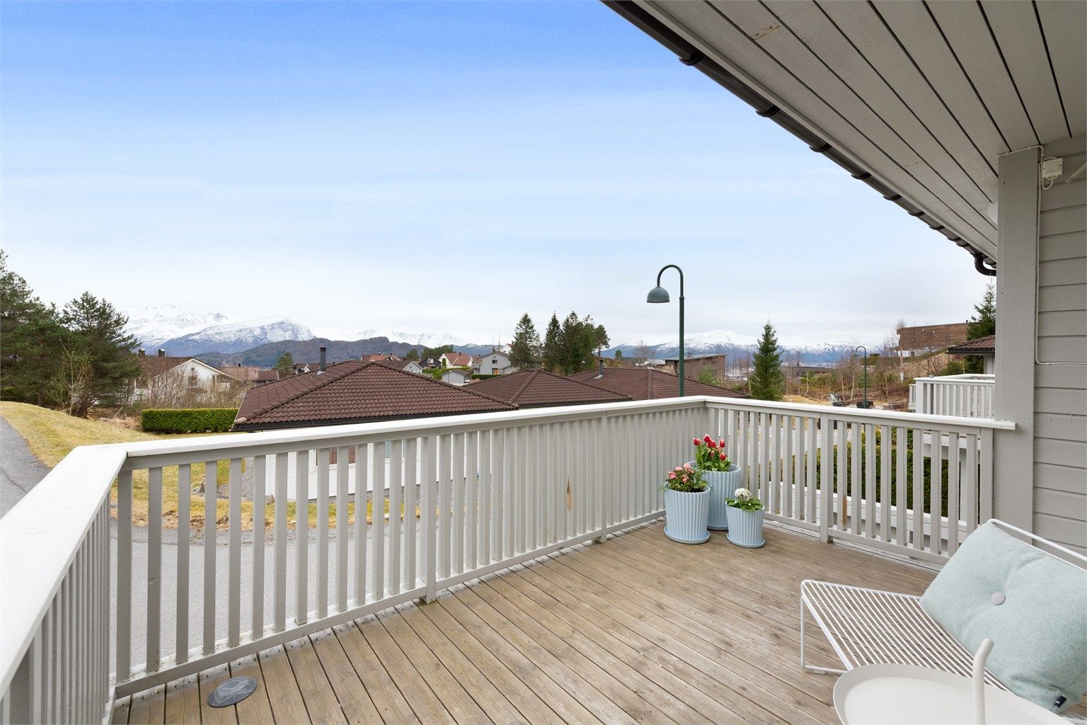 Balkongen er utført i trekonstruksjoner med gulv belagt med terrassebord.