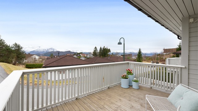 Balkongen er utført i trekonstruksjoner med gulv belagt med terrassebord.