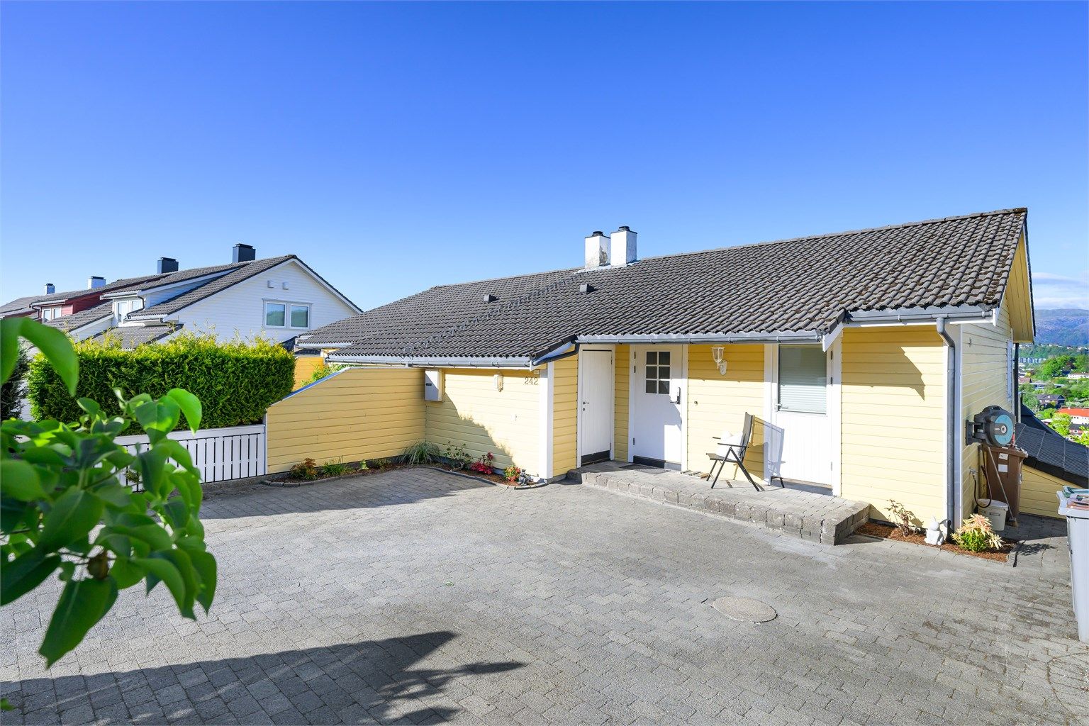 Velkommen til Søråshøgda 242! Familiebolig med hage på begge sider. Flere biloppstillingsplasser i front. 