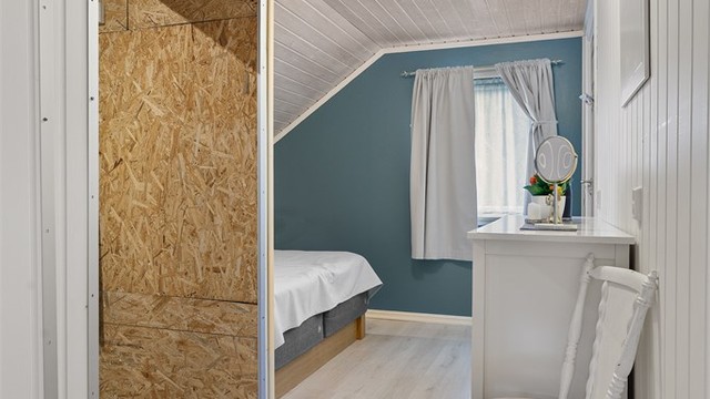 Soverom 1 har også adkomst til eget bad