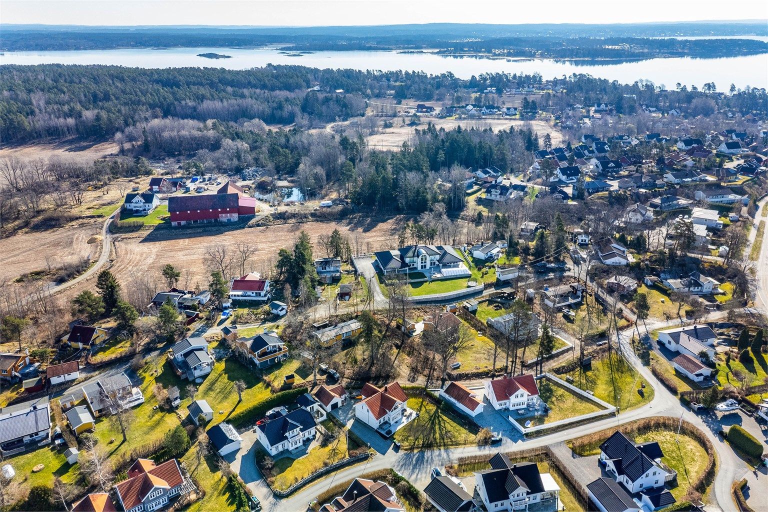 Store hager og velvoksne trær gjør nabolaget grønt og frodig sommerstid.