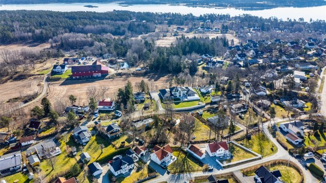 Store hager og velvoksne trær gjør nabolaget grønt og frodig sommerstid.