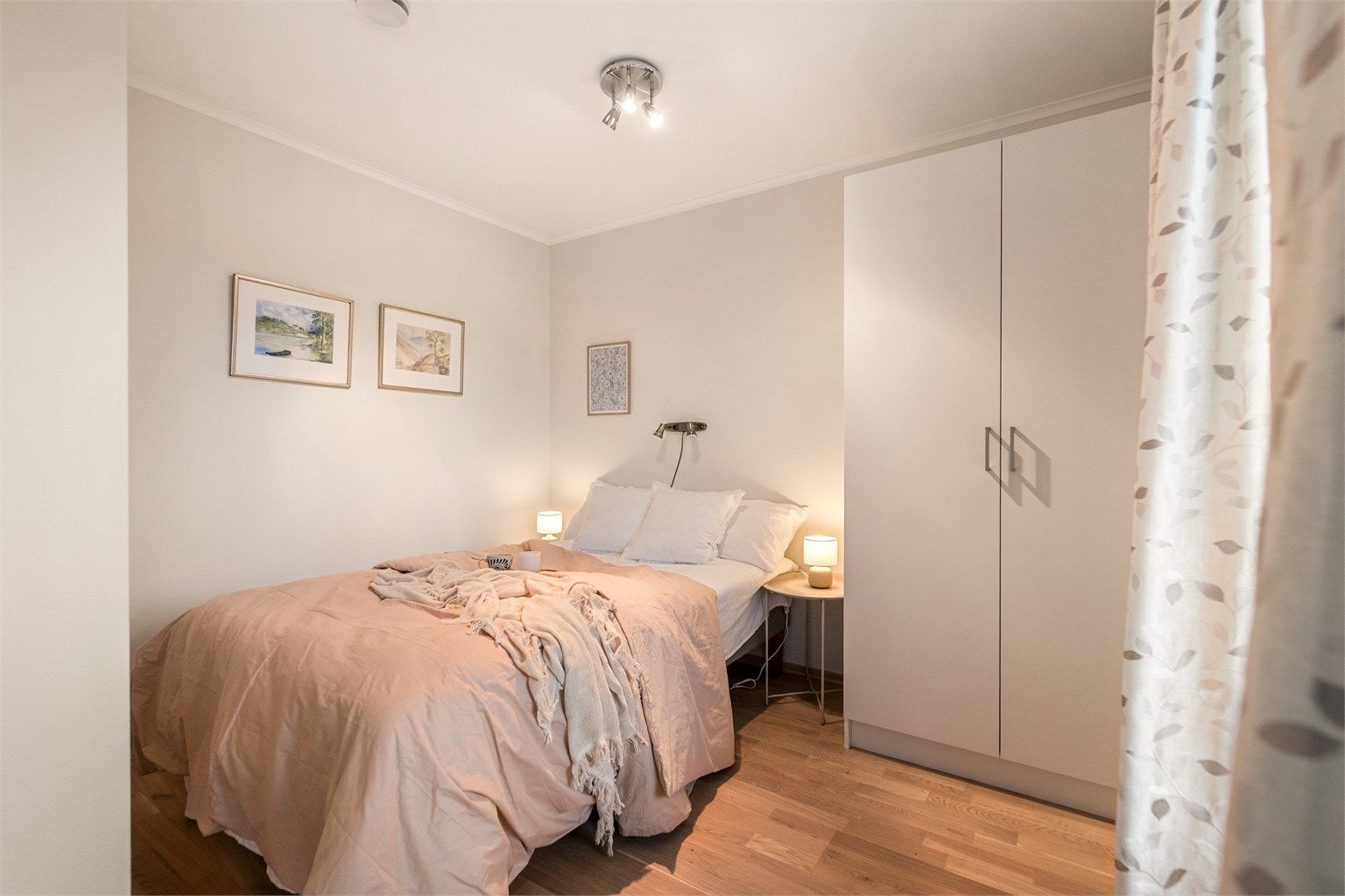 Hovedsoverom med garderobe og utgang til nordvestvendt balkong