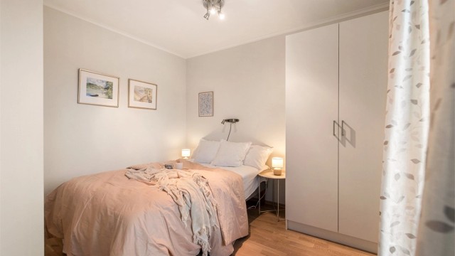 Hovedsoverom med garderobe og utgang til nordvestvendt balkong