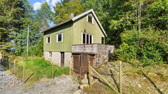 Garasjen (ikke godkjent) har støpt betongdekke som fungerer som terrasse.
