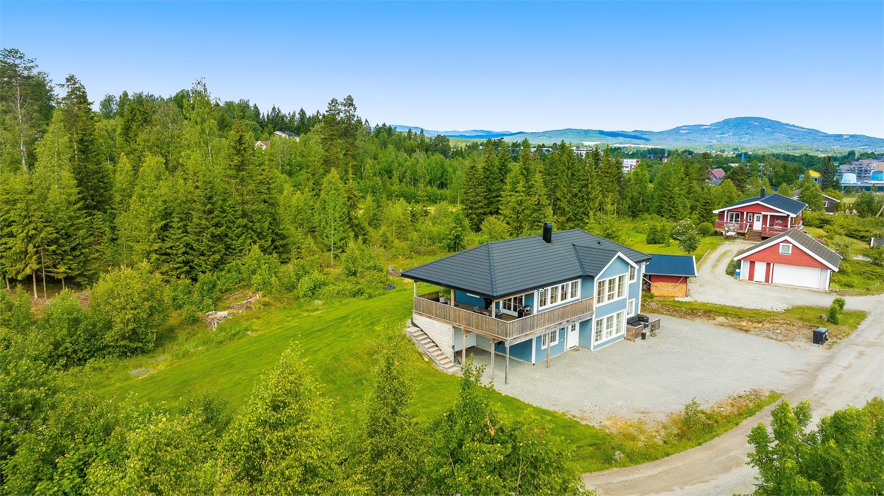 Meget tiltalende, nyere og innholdsrik enebolig med 5 soverom og hybel - Attraktivt område, sentralt og tilbaketrukket. 