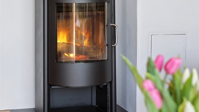 I stuen finner du en moderne og tidløs peisovn i støpejern, med effektiv varmefordeling og et stilrent uttrykk som løfter interiøret.