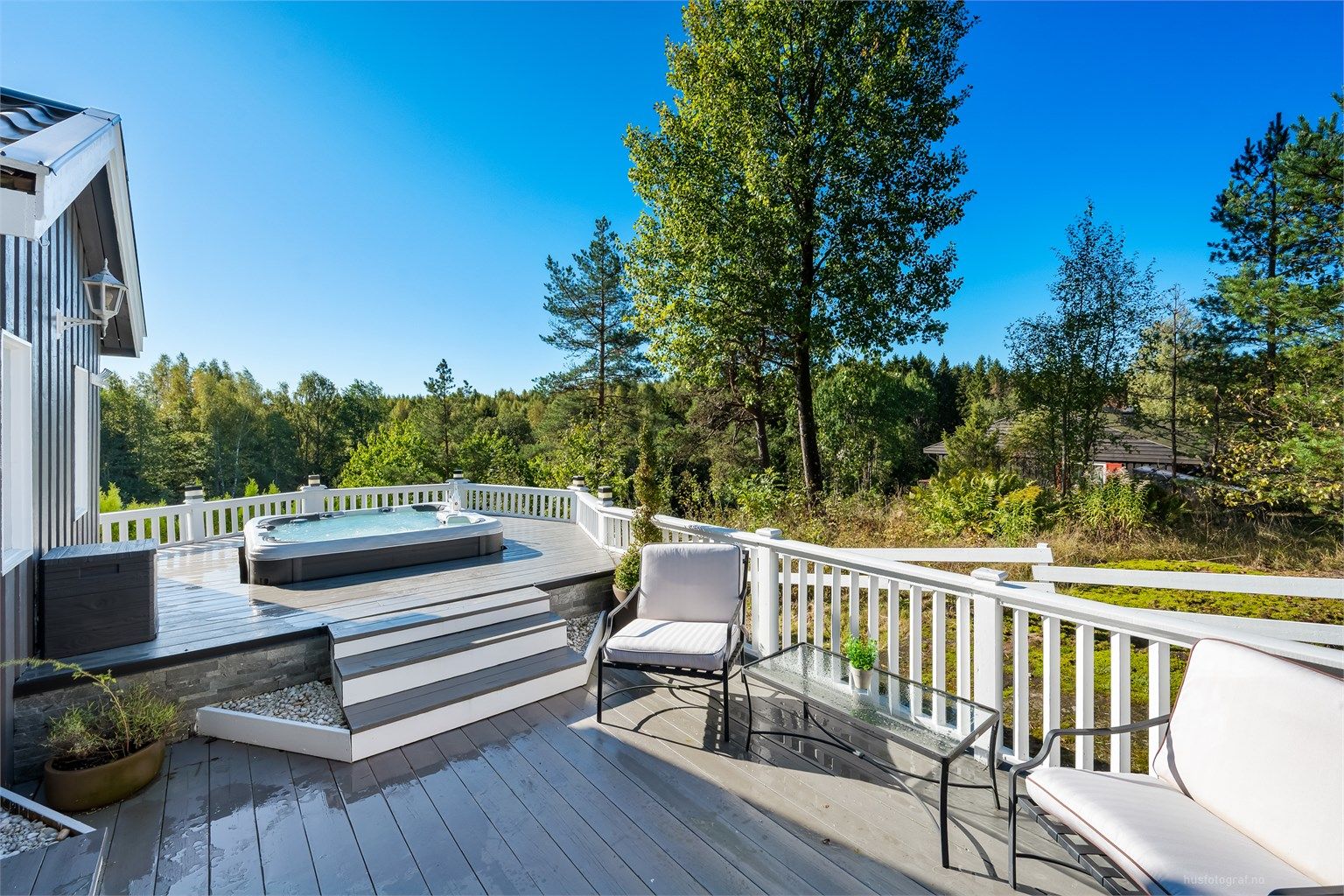 Boligen har fine uteområder med stor terrasse i naturskjønne omgivelser