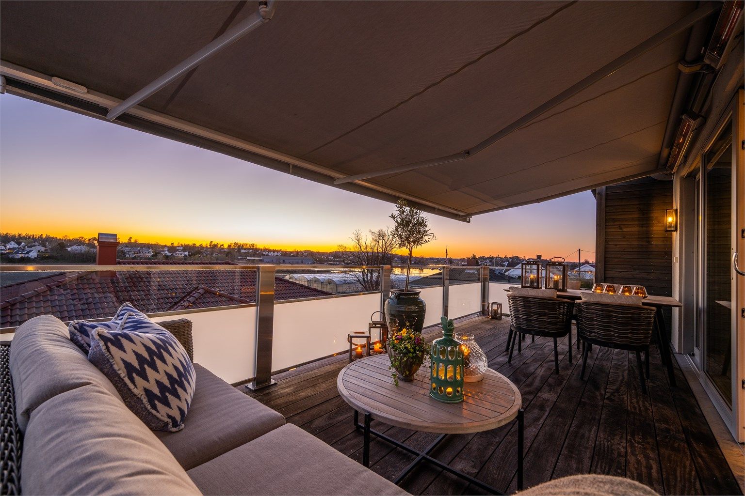 Stor motorisert markise markise over hele balkongen gir deg nærmest en ekstra stue og gir skygge på de varmeste dagene.