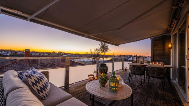 Stor motorisert markise markise over hele balkongen gir deg nærmest en ekstra stue og gir skygge på de varmeste dagene.