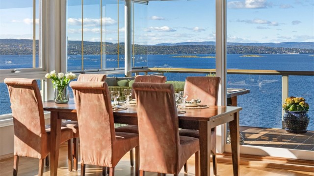Rikelig med vindusflater skaper en sømløs forbindelse mellom leiligheten og utsikten