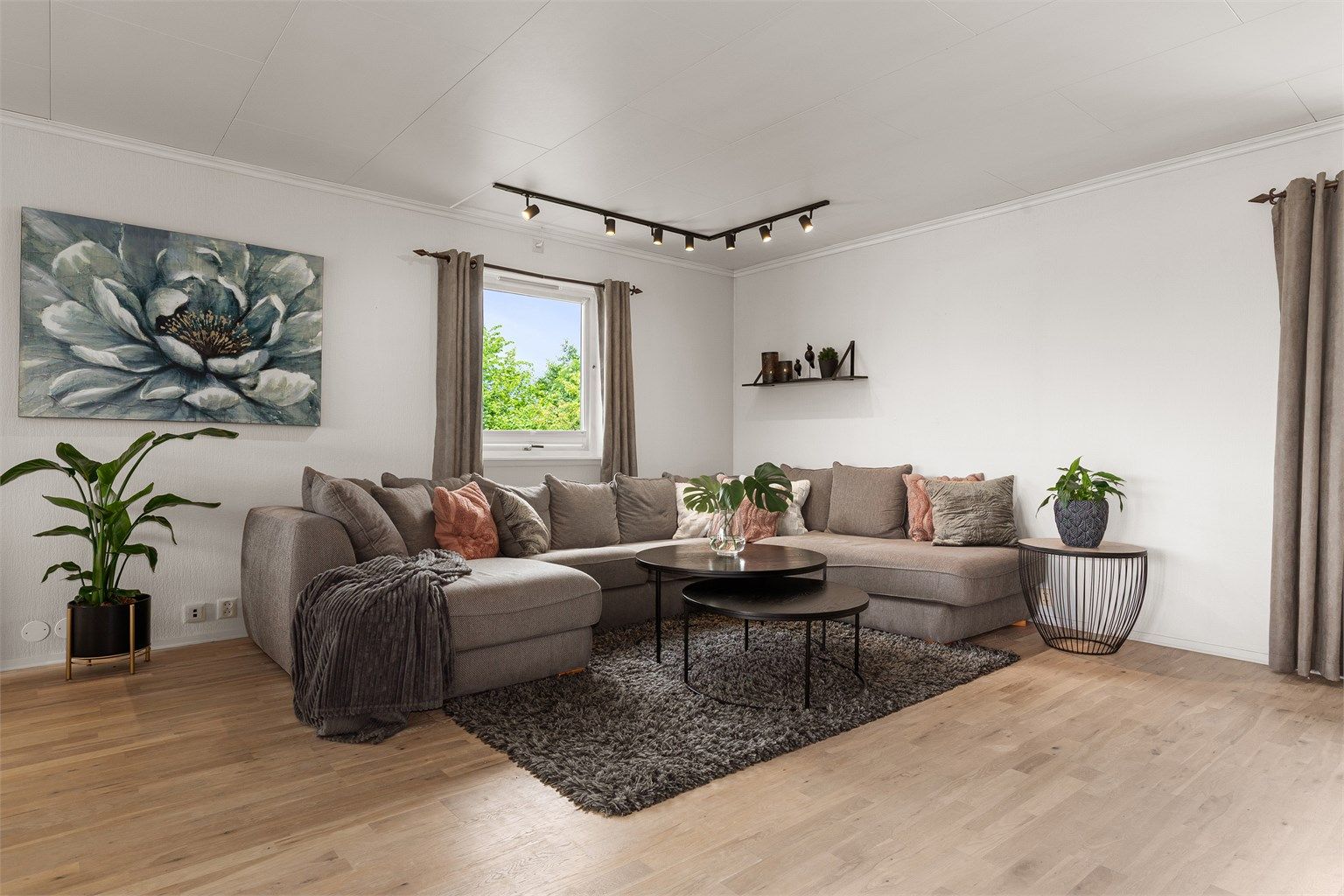 God plass til stor sofagruppe i stuen - Del av stuen var opprinnelig soverom nr 3 i 1.etg 