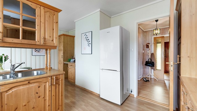 Inngang til kjøkkenet er fra hallen, hvor stuen går videre inn til venstre