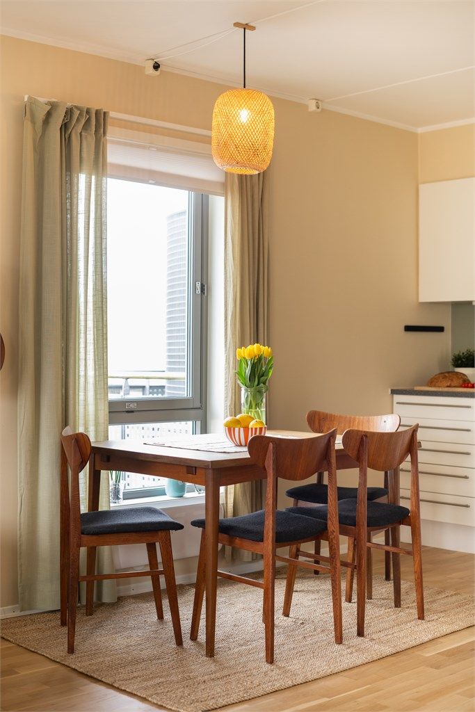 Ved kjøkkenet er det en naturlig plass for spisebord ved vinduet.