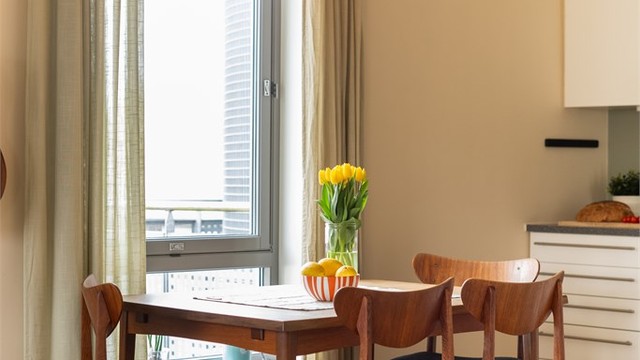 Ved kjøkkenet er det en naturlig plass for spisebord ved vinduet.