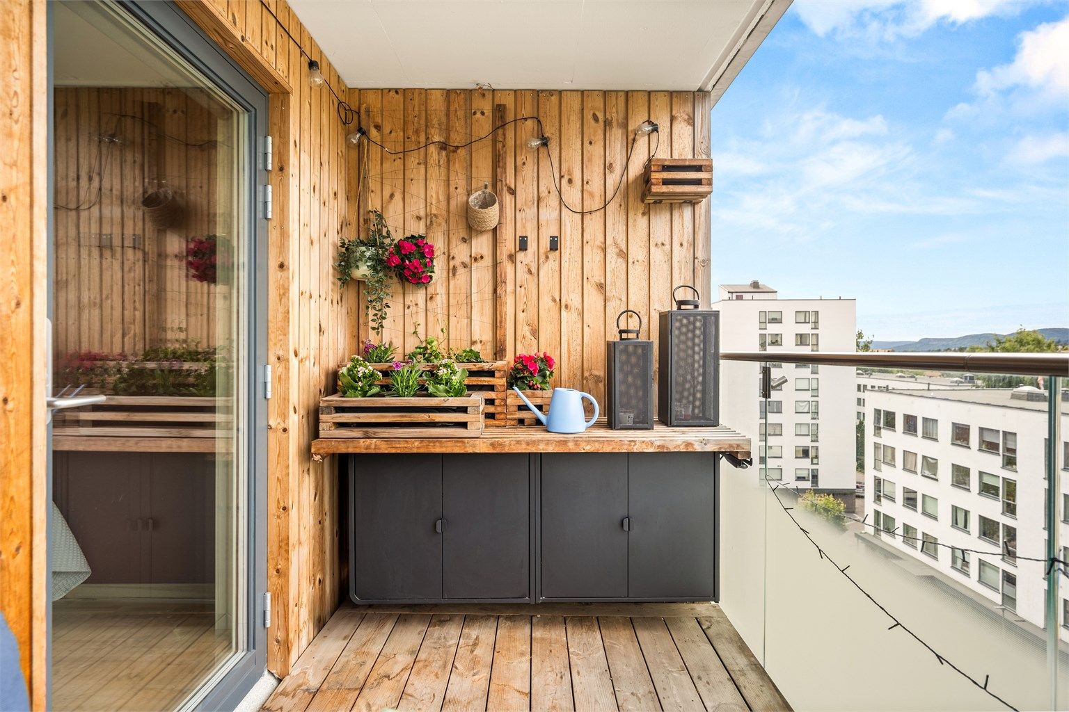Her er det god plass til å skape din egne grønne oase med blomsterkasser og grønnsakshage.