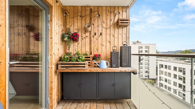 Her er det god plass til å skape din egne grønne oase med blomsterkasser og grønnsakshage.